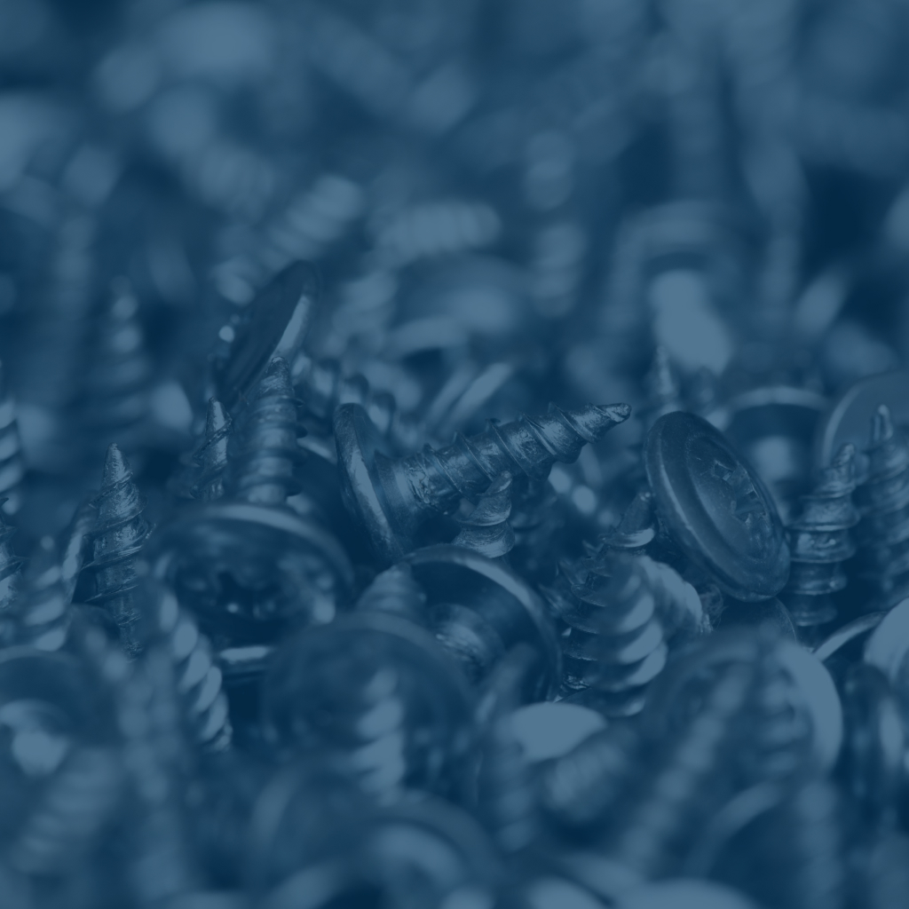 ATN Ganz viele Schrauben auf einem Haufen mit einem blauen Filter