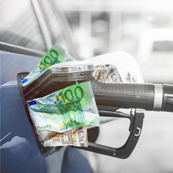 Steigende Oelpreise - Tank vom Auto mit Geldscheinen
